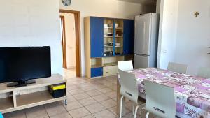 cocina con mesa de comedor y TV en SE058 - Senigallia, pentalocale comodo ai servizi, en SantʼAngelo