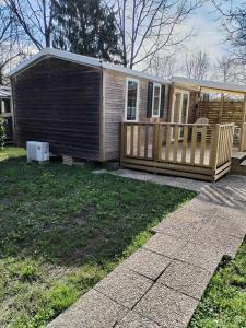 Casa pequeña con porche y terraza en Mobil-Home 6 personnes avec clim N' B025, en Boofzheim