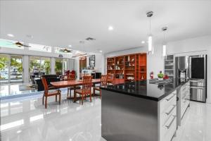a kitchen and dining room with a table and chairs at Casa del Sol in Fort Lauderdale