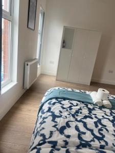 sypialnia z łóżkiem z niebiesko-białą kołdrą w obiekcie En-Suite Double Bedroom in Manchester w Manchesterze
