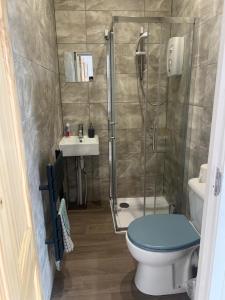 a bathroom with a shower and a toilet and a sink at En-Suite Double Bedroom in Manchester in Manchester