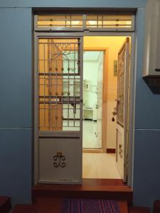 una puerta abierta a una habitación con ventana en ARUNACHALA HOUSES, en Tiruvannāmalai
