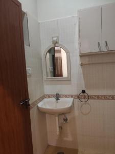 y baño con lavabo y espejo. en ARUNACHALA HOUSES, en Tiruvannāmalai