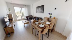sala de estar con mesa y sofá en Casa Brasilena - A Murcia Holiday Rentals Property en Roldán