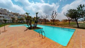 una piscina en un patio con árboles y edificios en Casa Brasilena - A Murcia Holiday Rentals Property en Roldán