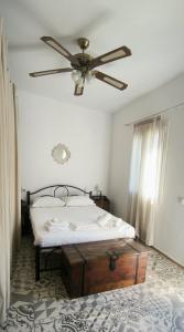 ein Schlafzimmer mit einem Bett und einem Deckenventilator in der Unterkunft Kythneria in Kythnos