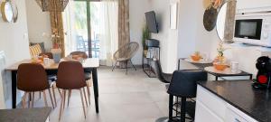Η κουζίνα ή μικρή κουζίνα στο Anacasa Macomer Oliva Playa AP804