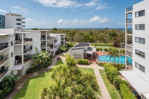 una vista aérea de un complejo de apartamentos con piscina en Beachfront Oasis with Private Rooftop Retreat en Marcoola