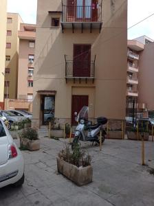 una moto parcheggiata di fronte a un edificio di Appartamento di Giò a Palermo