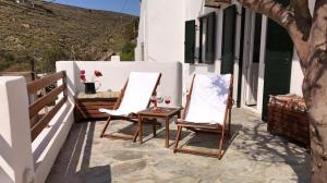 zwei Stühle und ein Tisch auf einer Terrasse in der Unterkunft Kythneria in Kythnos