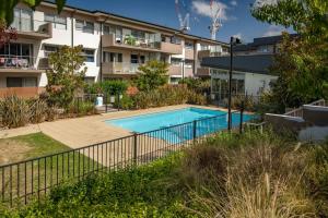 uma piscina em frente a um edifício de apartamentos em Philip 3 Bed - With Pool and Parking em Phillip