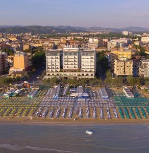 una vista aérea de un gran aparcamiento junto al agua en Charlie in Pesaro, en Pesaro