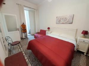 ein Schlafzimmer mit einem roten Bett und einem Stuhl in der Unterkunft Casa Sebastian A in Vietri