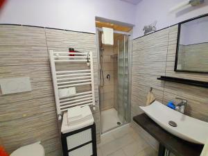 ein Bad mit einer Dusche, einem WC und einem Waschbecken in der Unterkunft Casa Sebastian A in Vietri