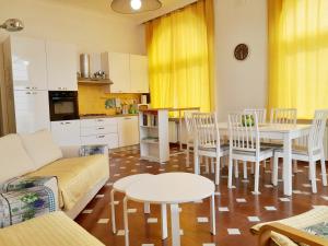 ein Wohnzimmer mit einem Sofa, einem Tisch und Stühlen in der Unterkunft Casa Sebastian A in Vietri