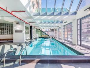 una gran piscina de agua azul en un edificio en Modern 3 Bed Apartment in Melbourne CBD en Melbourne