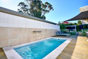 una piscina en el patio trasero de una casa en Luxury Contemporary Coastal Getaway - Sea Veiws, en Dromana