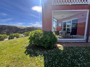 uma casa com um pátio com vista para o oceano em Costa Comillas Villa Rosa em Comillas