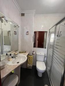 uma casa de banho branca com um WC e um lavatório em Costa Comillas Villa Rosa em Comillas