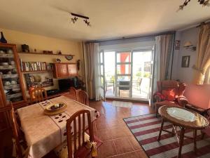 uma sala de estar com uma mesa e uma sala de jantar com vista em Costa Comillas Villa Rosa em Comillas