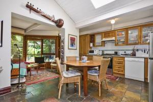uma cozinha e sala de jantar com mesa e cadeiras em Carlton Heritage Home - Explore Melbourne's Heart em Melbourne