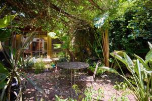 uma mesa e cadeiras num jardim com árvores em Carlton Heritage Home - Explore Melbourne's Heart em Melbourne