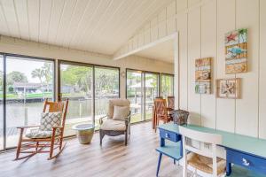 Pokój z niebieskim biurkiem, krzesłami i oknami w obiekcie Crystal River Home Water Views and Boat Dock! w mieście Crystal River