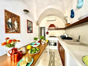 una cucina con bancone e cibo di La Torretta - Marea Collection a Otranto