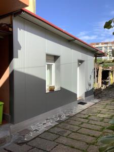 オ・ポリーニョにあるCasita acogedora en el centro del puebloの白い建物