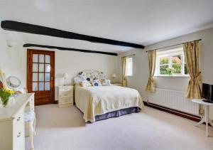 1 dormitorio con cama y ventana en The Dollery en Horsham St Faith