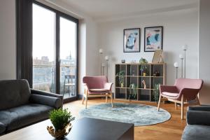 uma sala de estar com duas cadeiras e uma mesa em Canning Town by Viridian Apartments em Londres