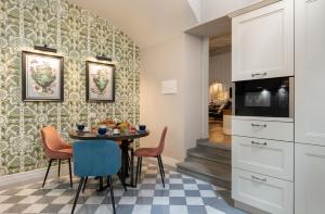 comedor con mesa y sillas en Pazzi Penthouse Luxury Apartment In Florence By Palazzo Vitali en Florence