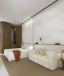 een slaapkamer met 2 bedden en een witte bank bij Hotel Liautaud in Cassis