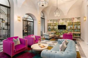 sala de estar con muebles de color púrpura y TV en Pazzi Penthouse Luxury Apartment In Florence By Palazzo Vitali en Florence
