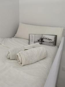 - un lit blanc avec 2 serviettes dans l'établissement Apartamento con Feng Shui, à Calafell