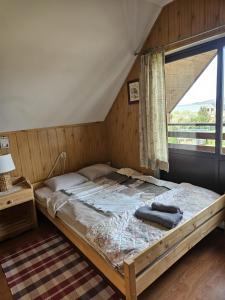 Cama en habitación con ventana en Grabówka en Nadole