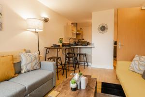 Posezení v ubytování Updated & central 2 bedroom Chester apartment - for up to 6
