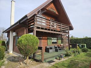 NadoleGrabówka的房屋前方设有天井