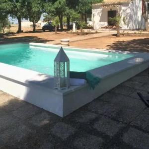 una piscina en un patio en 7 bedrooms villa with private pool enclosed garden and wifi at Cordoba, en Córdoba