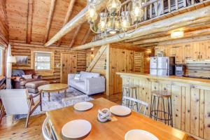 - une cuisine et un salon dans une cabane en rondins dans l'établissement Lakefront Park Rapids Cabin with Decks and Boat Dock!, à Park Rapids