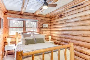 - une chambre avec un lit dans une cabane en rondins dans l'établissement Lakefront Park Rapids Cabin with Decks and Boat Dock!, à Park Rapids