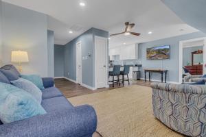 sala de estar con sofá azul y cocina en Northern Neck Creek Retreat, en Reedville