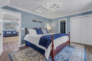 1 dormitorio con 1 cama con paredes azules en Northern Neck Creek Retreat, en Reedville