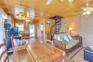 - un salon avec un canapé et une télévision dans l'établissement Lakefront Delta Cabin Rental with Boat Dock and Deck!, à Delta