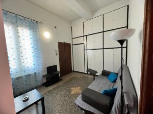 een woonkamer met een bank en een lamp bij Appartamento Grandis in Genua