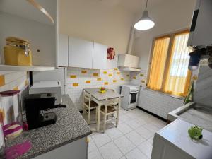 een keuken met een tafel en een aanrecht bij Appartamento Grandis in Genua