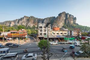 una ciudad con una montaña en el fondo y una calle en Otter House Aonang Soi 13 en Ao Nang