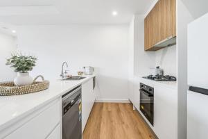Een keuken of kitchenette bij Sparkling New Apartment - Wollongong