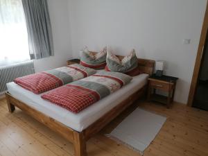 1 cama con 4 almohadas en una habitación en Berghaus Martin en Neustift im Stubaital