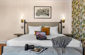 sypialnia z łóżkiem z laptopem w obiekcie Roami at Tower Hotel - Calle Ocho w Miami